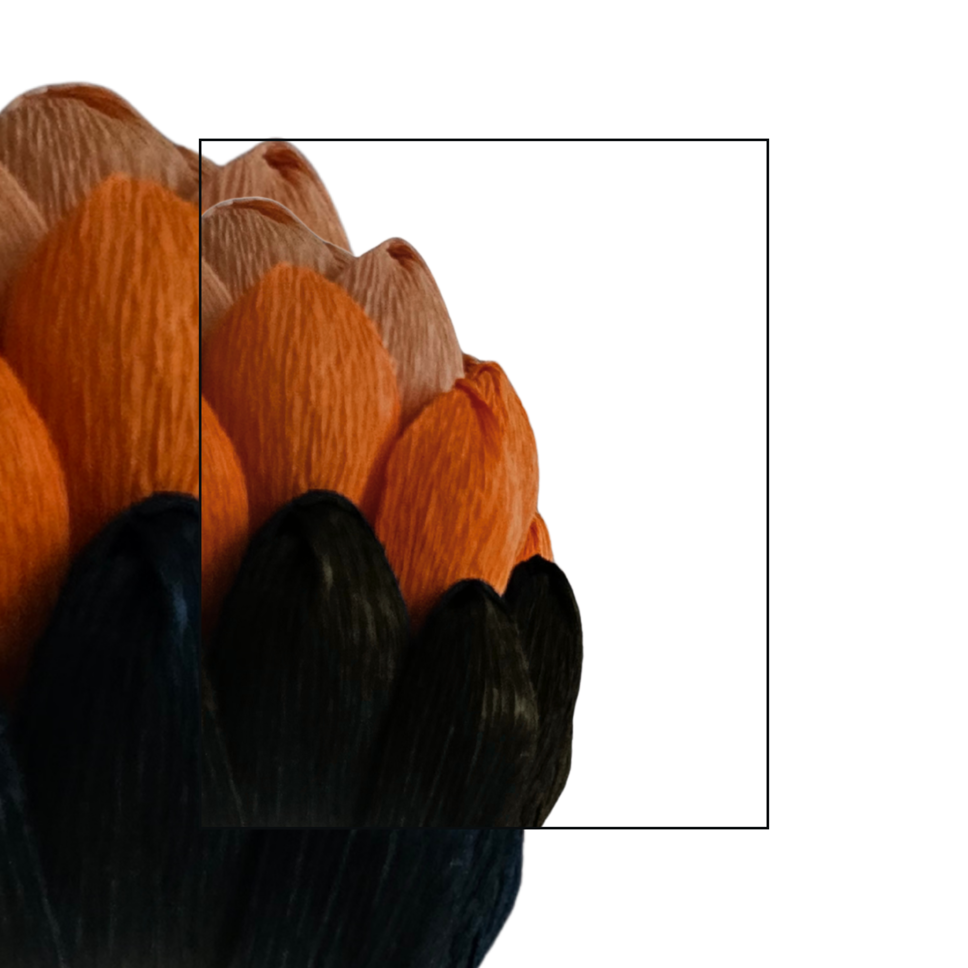 Chaque pièce est entièrement faite à la main dans mon atelier. J’utilise du papier crépon italien. Des créations uniques, fruit d’un savoir-faire artisanal et d’un amour du détail.