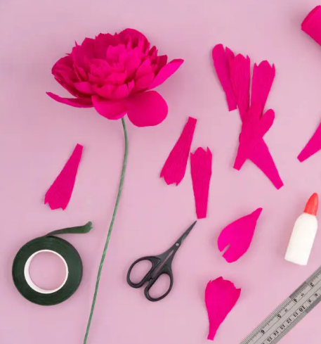 Collection d’e-books pour découvrir l’art floral en papier : pas à pas, conseils et inspirations pour donner vie à des fleurs en papier uniques et poétiques.