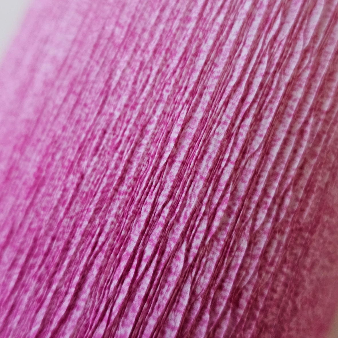 Papier crêpé italien NUANCÉ FUSHIA/BLANC - 600/1 - 140g/m2 Qualité supérieure 180g